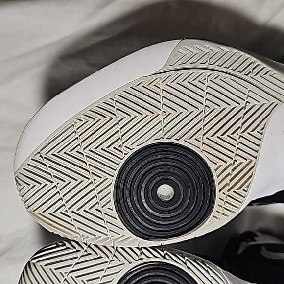 GENTLY USED - 2015 Nike Women's Air Zoom Hyperdunk - Black/Silver - Size 11 - Picture 11 of 13